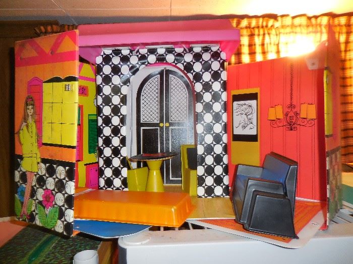 Mod Barbie Family Play House, Inside Furniture Comes with House