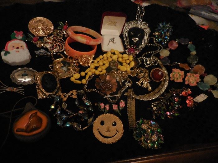 Costume Jewelry..Brooches, Necklaces, Bracelets, $1 Jewelry..Broken Jewelry..