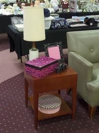 Cute tables and vintage lamps!