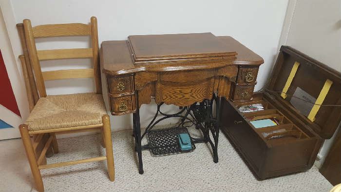 Singer sewing machine & cabinet -$75