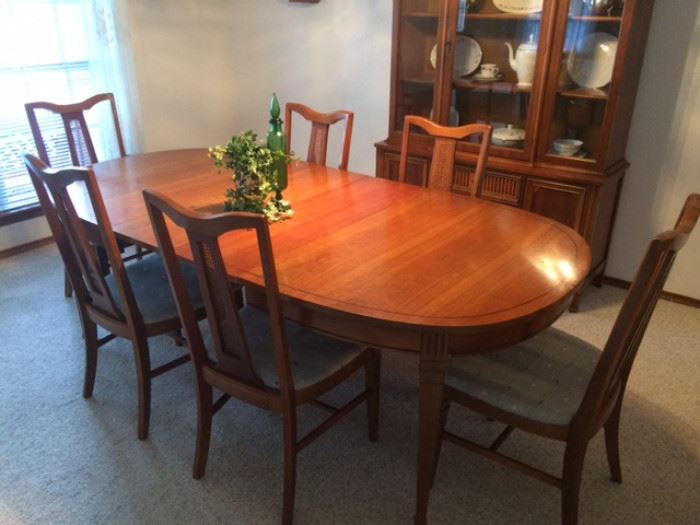 Basset Dining Table with 2 leafs and 6 chairs