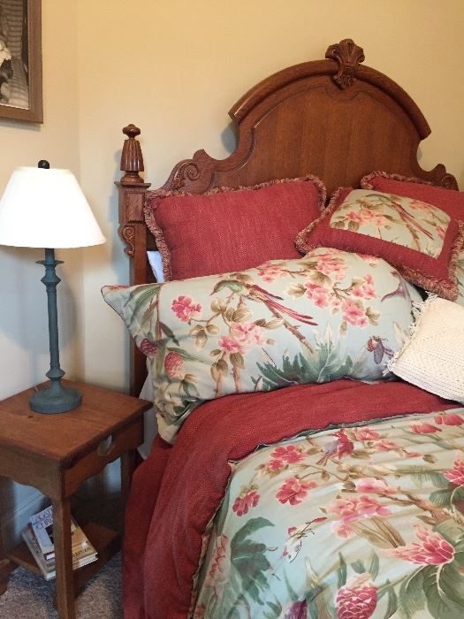 ANTIQUE STYLE QUEEN BED