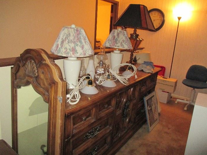 Dresser w/two mirrors, many lamps