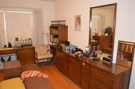 Middle Bedroom Overview