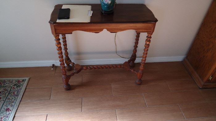 ANTIQUE ROPE TURNED TABLE