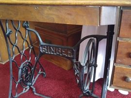 vintage SINGER sewing machine base/cabinet