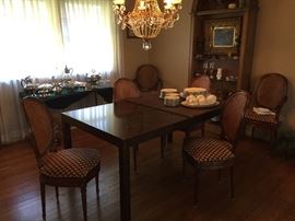 dining set with 6 chairs and 2 additional leaves.. Think Holidays