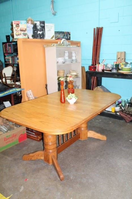 Amish made dining room table with 4 leaves