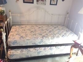 Daybed w/trundle & mattresses