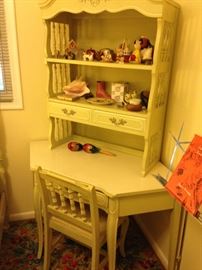 Look at that corner desk unit, this is in 2 pieces and the hutch portion can be placed in any direction!
