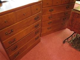 Dressers/chest of drawers