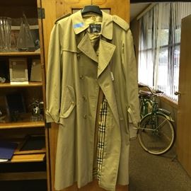 Mens classic Burberry Trench with wool lining--like new