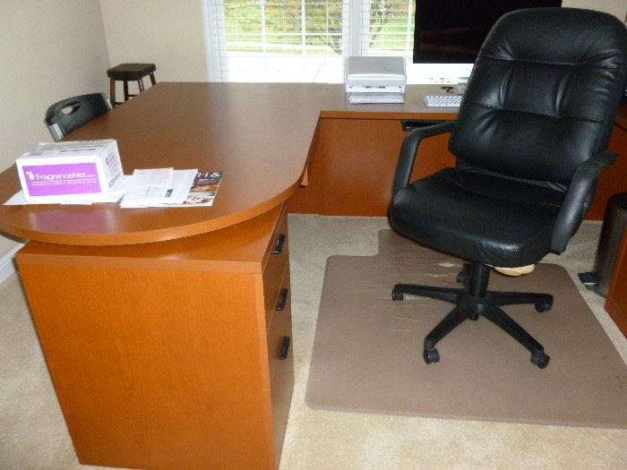 Neat office desk with matching hutch in next photo. Nothing on the desk is for sale.