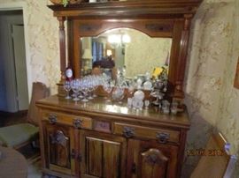 Hutch / Bar piece....great look!  Mirror is beleveled and in good condition.