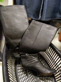 BLACK BOOTS WITH HEEL