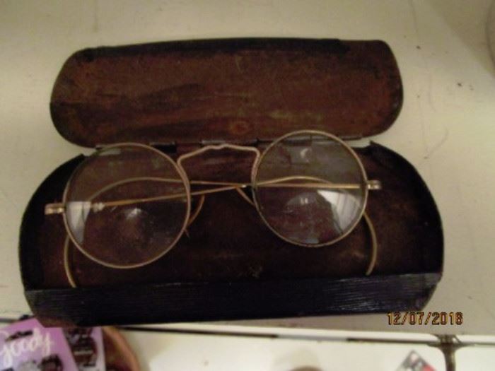 EYE GLASSES WITH CASE