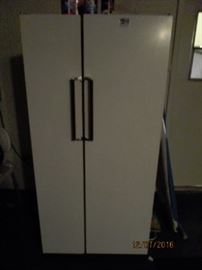 GARAGE FRIG WORKS GREAT