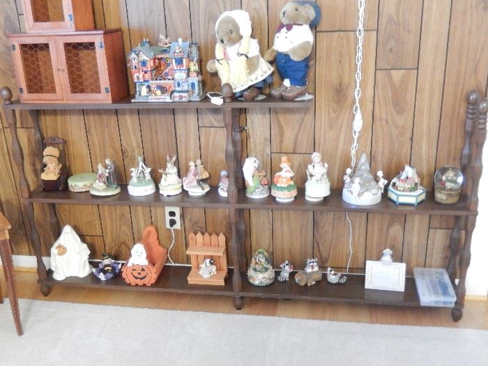 ASSORTMENT OF MUSIC BOXES AS WELL AS OTHER ITEMS ON ETAGERE