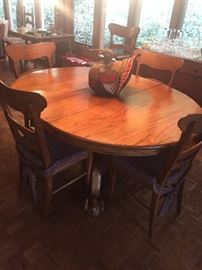Gorgeous dining room table w2 leaves/6 chairs
