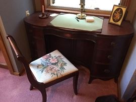 Beautiful desk w/chair