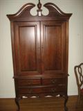 Wonderful Armoire TV cabinet. This cabinet is in mint condition.