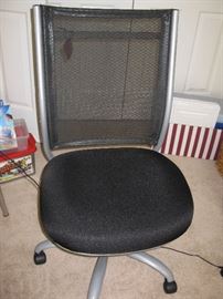 Ergonomic swivel office chair