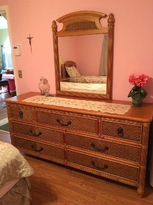 QUEEN BEE ESTATE TIL YOU DROP starts on 11/10/2016