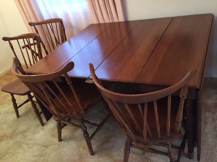 Large Drop leaf table with 2 leaves and 4 chairs