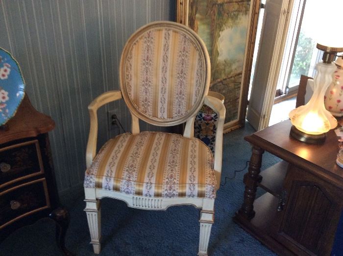 VINTAGE PROVENCIAL HOLLYWOOD REGENCY STYLE CHAIR