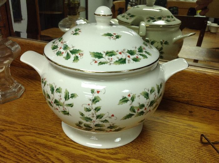 Holiday Holly Berries Tureen w/ Ladle 