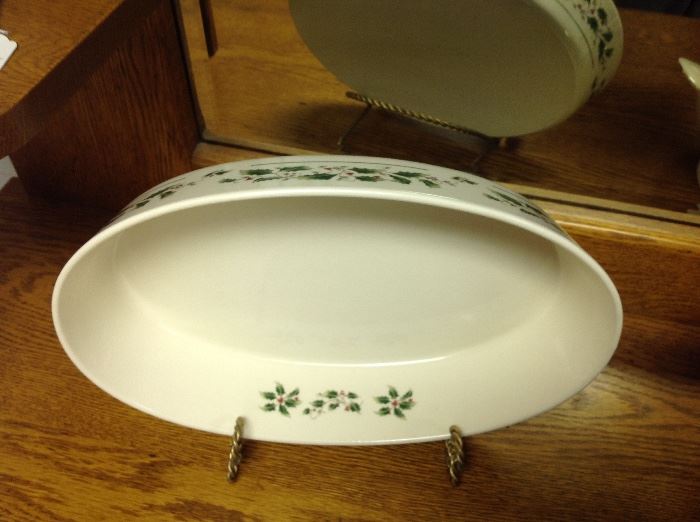 Holiday Holly Berries Oval Casserole Dish (Microwave & Oven Safe)