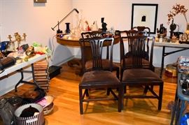  Set of 4 dining chairs.