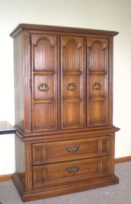 Beautiful chest of drawers, part of king size bedroom set.