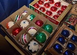 Vintage Christmas Ornaments & Decor