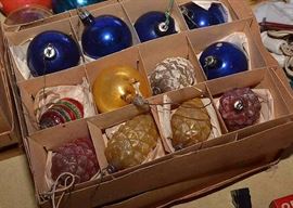 Vintage Christmas Ornaments & Decor