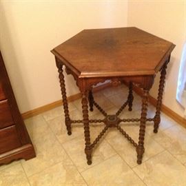SPOOL LEG ANTIQUE TABLE
