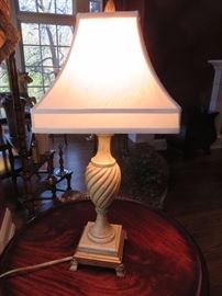 SWIRL TABLE LAMP
SQUARE SHADE
