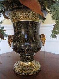 FLORAL DESIGN (DETAIL OF URN)
DECORATIVE BLACK & GOLD URN
