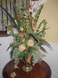 FLORAL DESIGN
DECORATIVE BLACK & GOLD URN
