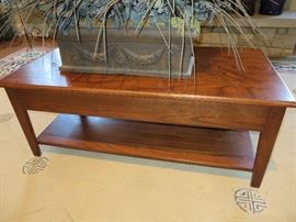 WOOD COFFEE TABLE 
WITH LOWER SHELF

