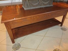 WOOD COFFEE TABLE 
WITH LOWER SHELF
