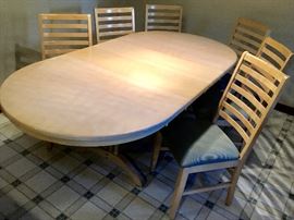 Far in oval dining table with 2 leaves, 6 chairs