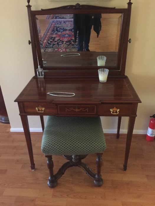 FEDERAL STYLE DRESSING TABLE AND MIRROR