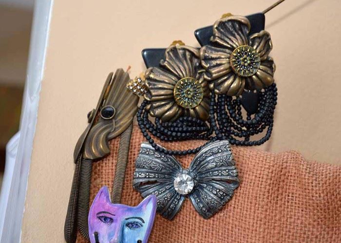 Women's Costume Jewelry - Earrings & Brooches