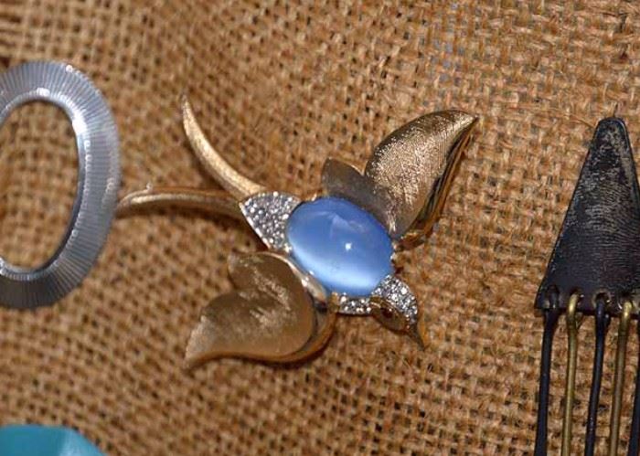 Women's Costume Jewelry - Vintage Bird Brooch