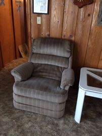 #42 brown plaid lazyboy rocker recliner $75 — at Vincent Rd Huntsville 35802 Call 256-656-989five.