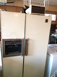 #5 GE sxs frig $75 — at Vincent Rd Huntsville 35802 Call 256-656-989five.