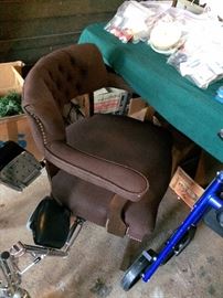 #68 brown chair w arms $75 — at Vincent Rd Huntsville 35802 Call 256-656-989five.
