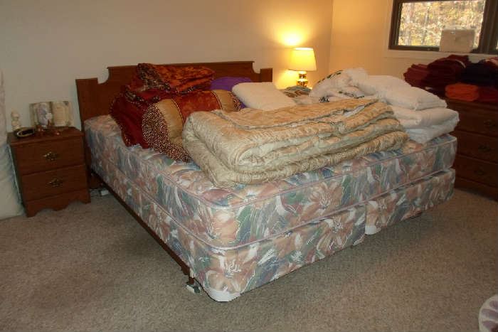 wonderful king bed w/nice clean mattresses