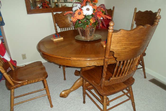 love this round table w/4 pressed back chairs